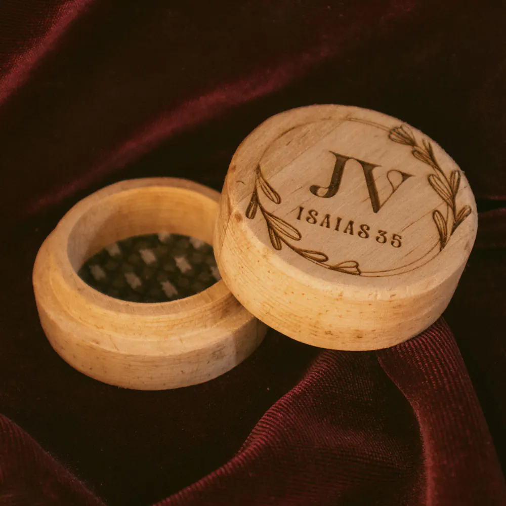 Caja estuche en madera para anillo de compromiso | Trazos de Arte Caja estuche en madera para anillos de compromiso 4 cm de diámetro, Perfecta para ceremonias de bodas y XV años, ideal para guardar anillos, aros o aretes. Esta caja de madera es realmente original. No ocupa mucho espacio y será una decoración de su hogar ademas de un excelente organizador. La caja de madera perfeccionará el regalo para la boda, el aniversario, el día de San Valentín u otros eventos. La puede encontrar también como caja en pino, caja decorativa , caja decorativa en madera, cajas de madera para regalo o caja en madera con tapa. La caja de madera ha conseguido introducirse en determinados nichos de mercado muy localizados en cuanto a tamaño y producto en los que ha obtenido una gran fidelidad por parte de los compradores. En la actualidad se utilizan diariamente como merchandising publicitario por parte de marcas o accesorio por jóvenes, y se encuentran en distintos estilos, formas y decoración. Tenga en cuenta que la madera es un material único, por lo que cuándo lo reciba será similar, no exactamente al de la foto. Caja estuche en madera para anillos de compromiso Material: Pino Color: Descripción en foto Tamaño: 8 cm de diámetro, 3 cm de espesor Fecha estimada de entrega: De 4 a 5 días hábiles (en Bogotá, Medellín, Cali), al resto del país de 7 a 14 días. Recuerda que el tiempo de entrega comienza a partir del momento en que tu pago sea confirmado. Todos los productos son entregados al domicilio que informaste al realizar la compra. Vendido y enviado por: Trazos de Arte. Envió rápido y seguro. Personalización Realiza un pedido personalizado, podemos agregar lo que desees, como nombre, fecha, frase, logotipo, imagen o empaque regalo. Ofrecemos: Grabado por láser, grabado CNC Router, sublimado o papel adhesivo, el precio varía según el tipo de personalización que desees, encontrarás más información en “Servicios” en nuestro menú secundario. Si deseas cotizar o tienes preguntas presiona el botón Cotizar personalización con gusto las responderemos. ¿Cómo comprar? Selecciona tu producto. Si tienes alguna duda por favor escríbenos. Haz clic en el botón de compra y la cantidad que deseas. Ingresa los datos de facturación y entrega. Realiza el pago de tu pedido. Recibe el pedido en tu domicilio.
