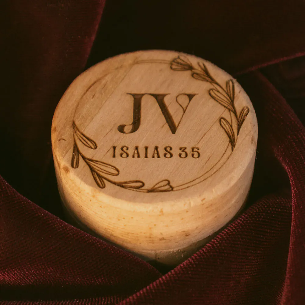 Caja estuche en madera para anillo de compromiso | Trazos de Arte Caja estuche en madera para anillos de compromiso 4 cm de diámetro, Perfecta para ceremonias de bodas y XV años, ideal para guardar anillos, aros o aretes. Esta caja de madera es realmente original. No ocupa mucho espacio y será una decoración de su hogar ademas de un excelente organizador. La caja de madera perfeccionará el regalo para la boda, el aniversario, el día de San Valentín u otros eventos. La puede encontrar también como caja en pino, caja decorativa , caja decorativa en madera, cajas de madera para regalo o caja en madera con tapa. La caja de madera ha conseguido introducirse en determinados nichos de mercado muy localizados en cuanto a tamaño y producto en los que ha obtenido una gran fidelidad por parte de los compradores. En la actualidad se utilizan diariamente como merchandising publicitario por parte de marcas o accesorio por jóvenes, y se encuentran en distintos estilos, formas y decoración. Tenga en cuenta que la madera es un material único, por lo que cuándo lo reciba será similar, no exactamente al de la foto. Caja estuche en madera para anillos de compromiso Material: Pino Color: Descripción en foto Tamaño: 8 cm de diámetro, 3 cm de espesor Fecha estimada de entrega: De 4 a 5 días hábiles (en Bogotá, Medellín, Cali), al resto del país de 7 a 14 días. Recuerda que el tiempo de entrega comienza a partir del momento en que tu pago sea confirmado. Todos los productos son entregados al domicilio que informaste al realizar la compra. Vendido y enviado por: Trazos de Arte. Envió rápido y seguro. Personalización Realiza un pedido personalizado, podemos agregar lo que desees, como nombre, fecha, frase, logotipo, imagen o empaque regalo. Ofrecemos: Grabado por láser, grabado CNC Router, sublimado o papel adhesivo, el precio varía según el tipo de personalización que desees, encontrarás más información en “Servicios” en nuestro menú secundario. Si deseas cotizar o tienes preguntas presiona el botón Cotizar personalización con gusto las responderemos. ¿Cómo comprar? Selecciona tu producto. Si tienes alguna duda por favor escríbenos. Haz clic en el botón de compra y la cantidad que deseas. Ingresa los datos de facturación y entrega. Realiza el pago de tu pedido. Recibe el pedido en tu domicilio.