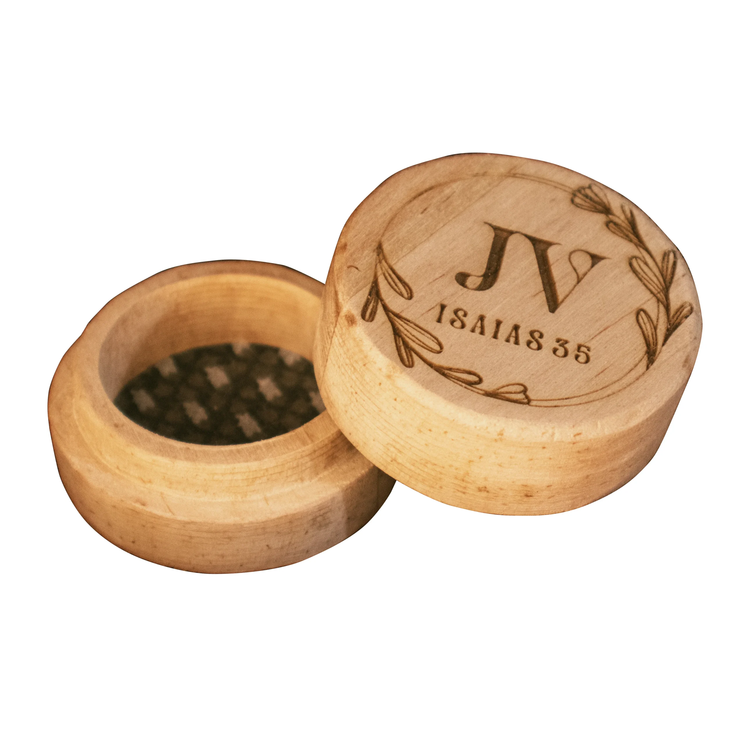 Caja estuche en madera para anillo de compromiso | Trazos de Arte Estuche circular de madera de pino para anillo de compromiso con tapa abierta y grabado láser sobre fondo blanco.