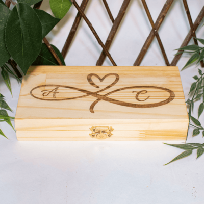 Caja estuche en madera de pino para anillos de compromiso, perfecta para bodas, aniversarios y otras ocasiones especiales.