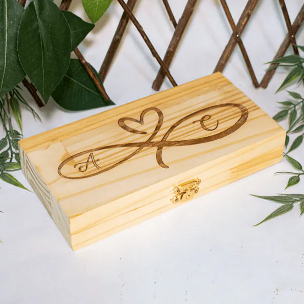 Caja estuche en madera para anillos de compromiso Caja estuche en madera de pino para anillos de compromiso, perfecta para bodas, aniversarios y otras ocasiones especiales.