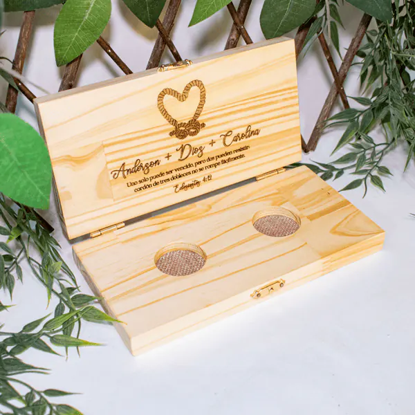 Caja estuche en madera para anillos de compromiso Caja estuche en madera de pino para anillos de compromiso, perfecta para bodas, aniversarios y otras ocasiones especiales.