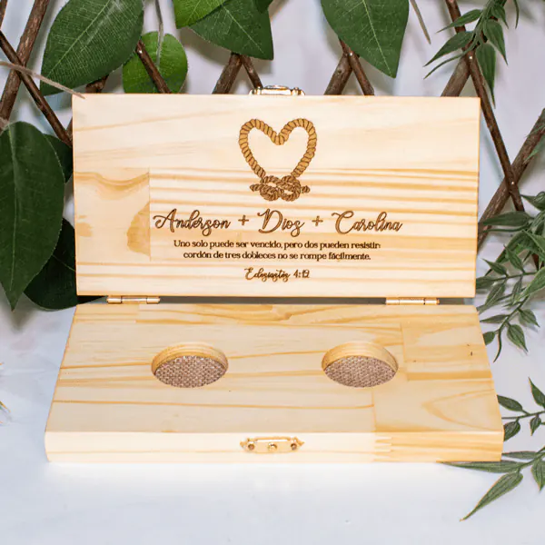 Caja estuche en madera para anillos de compromiso Caja estuche en madera de pino para anillos de compromiso, perfecta para bodas, aniversarios y otras ocasiones especiales.
