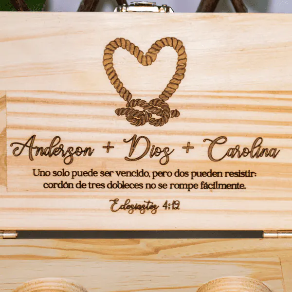 Caja estuche en madera para anillos de compromiso Caja estuche en madera de pino para anillos de compromiso, perfecta para bodas, aniversarios y otras ocasiones especiales.