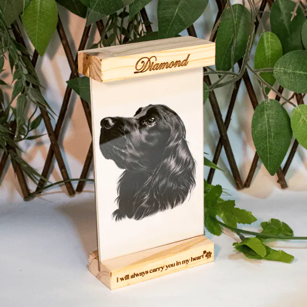 Portaretrato en madera de pino y acrílico | Trazos de Arte Portarretrato en madera de pino con acrílico, diseño compacto y personalizable, ideal para destacar tus fotos favoritas en cualquier espacio del hogar u oficina.