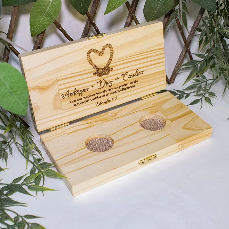Caja para anillos de pareja abierta en madera de pino mostrando los compartimentos internos para las argollas.