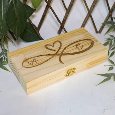 Perspectiva de la caja de madera de pino para dos anillos con grabado de alta definición en la tapa.