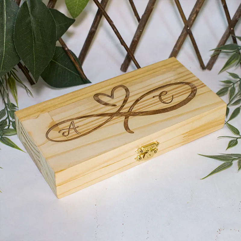 Perspectiva de la caja de madera de pino para dos anillos con grabado de alta definición en la tapa.