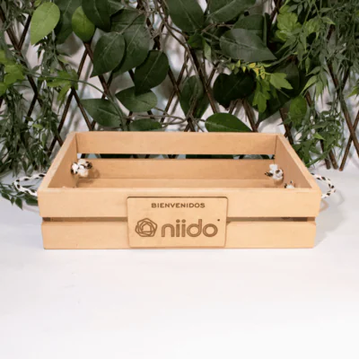 Caja canasta en madera MDF, perfecta para decorar y regalar. Su diseño rústico con agarradera de lazo la hace ideal para manualidades, anchetas, desayunos sorpresa, bodas y eventos especiales. Personalizable y multifuncional, combina estilo y utilidad en cualquier ocasión.