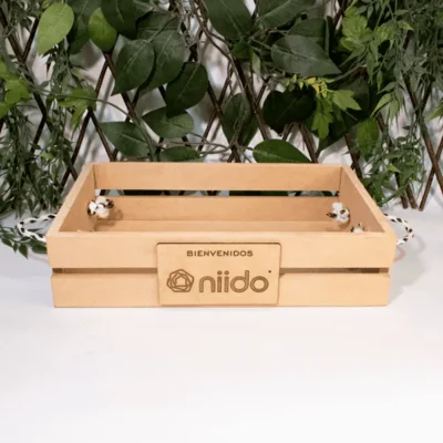 Caja canasta en madera MDF, perfecta para decorar y regalar. Su diseño rústico con agarradera de lazo la hace ideal para manualidades, anchetas, desayunos sorpresa, bodas y eventos especiales. Personalizable y multifuncional, combina estilo y utilidad en cualquier ocasión.