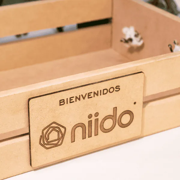 Caja canasta en madera MDF Caja canasta en madera MDF, perfecta para decorar y regalar. Su diseño rústico con agarradera de lazo la hace ideal para manualidades, anchetas, desayunos sorpresa, bodas y eventos especiales. Personalizable y multifuncional, combina estilo y utilidad en cualquier ocasión.