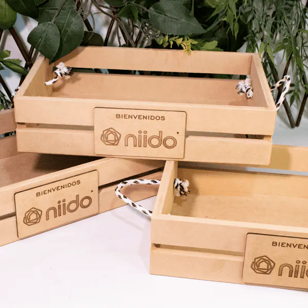 Caja canasta en madera MDF Caja canasta en madera MDF, perfecta para decorar y regalar. Su diseño rústico con agarradera de lazo la hace ideal para manualidades, anchetas, desayunos sorpresa, bodas y eventos especiales. Personalizable y multifuncional, combina estilo y utilidad en cualquier ocasión.