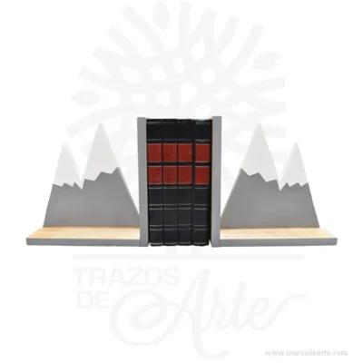 Sujetalibros montaña, bella figura decorativa de madera de pino que agregarán diversión y funcionalidad a su cuarto, la combinación de dos tonos de madera natural y color le da una hermosa sensación, hecho a mano. Ideal como soporte para libros en cualquier estantería de su hogar y evitar que los libros se desplomen. Además puedes utilizar estos sujetalibros para dar un estilo único a su hogar. Si amás de la lectura y tienes la estantería llena de libros, seguramente ya hayas observado la poca estabilidad que tienen. A este respecto, los sujetalibros juegan un papel muy importante pues colocando un montón de libros en medio de una pareja de sujetalibros originales vas a conseguir que no se caigan. Puedes elegir las montañas con el color que más te guste. Sujetalibros montaña Material: Madera de pino 18 mm de espesor Color: A elección Tamaño: 24 x 18 Fecha estimada de entrega: De 5 a 6 días hábiles (en Bogotá, Medellín, Cali), al resto del país de 7 a 14 días. Recuerda que el tiempo de entrega comienza a partir del momento en que tu pago sea confirmado. Todos los productos son entregados al domicilio que informaste al realizar la compra. Vendido y enviado por: Trazos de Arte. Envío rápido y seguro. No incluye domicilio. Personalización Realiza un pedido personalizado, podemos agregar lo que desees, como nombre, fecha, frase, logotipo, imagen o empaque regalo. Ofrecemos: Grabado por láser, grabado CNC Router, sublimado o papel adhesivo, el precio varía según el tipo de personalización que desees, encontrarás más información en “Servicios” en nuestro menú secundario. Si deseas cotizar o tienes preguntas presiona el botón Cotizar personalización con gusto las responderemos. ¿Cómo comprar? Selecciona tu producto. Si tienes alguna duda por favor escríbenos. Haz clic en el botón de compra y la cantidad que deseas. Ingresa los datos de facturación y entrega. Realiza el pago de tu pedido. Recibe el pedido en tu domicilio.