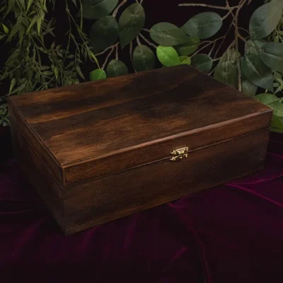 Caja para relojes en triplex de pino envejecida cerrada vista 3/4