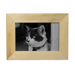 Portarretrato de mesa en madera triplex de pino de 20x15 cm para fotografía de 15x10 cm con acabado natural.