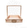 Canasta Manija en Madera Personalizada para regalo de 35 x 35 x 8 cm  con manija de 30 cm de alto entrega en crudo, bella canasta guacal rustico ideal para decorar y regalar  con múltiples usos entre ellos como ancheta o desayuno sorpresa. Práctica caja para decorar y regalar, perfecta para los amantes de las manualidades, decoradores de fiestas y bodas. Esta caja canasta en madera es realmente original. No ocupa mucho espacio y será una decoración de su hogar además de un excelente organizador. La canasta manija en madera personalizada perfeccionará el regalo para la boda, el aniversario, el día de San Valentín u otros eventos. Practica como centro de mesa, mesa de dulces entre otros. La puede encontrar también como caja en madera, caja decorativa , caja decorativa en madera MDF, cajas de madera para regalo o bandejas desayuno sorpresa, cesta, canasta madera. La caja de madera ha conseguido introducirse en determinados nichos de mercado muy localizados en cuanto a tamaño y producto en los que ha obtenido una gran fidelidad por parte de los compradores. Tenga en cuenta que la madera es un material único, por lo que cuándo lo reciba será similar, no exactamente al de la foto. Canasta Manija en Madera Personalizada Material: Madera de Pino Color: Natural. Tamaño: 35 x 35 x 8 cm El precio incluye personalización Fabricación sobre pedido. Fecha estimada de entrega: De 5 a 6 días hábiles (en Bogotá, Medellín, Cali), al resto del país de 12 a 18 días. Recuerda que el tiempo de entrega comienza a partir del momento en que tu pago sea confirmado. Todos los productos son entregados al domicilio que informaste al realizar la compra. Vendido y enviado por: Trazos de Arte. Envío rápido y seguro. No incluye domicilio.   Personalización Realiza un pedido personalizado, podemos agregar lo que desees, como nombre, fecha, frase, logotipo, imagen o empaque regalo. Envíanos tu propuesta o diseño a través de nuestro correo electrónico contacto@trazosdearte.com o WhatsApp 3202422794. Ofrecemos: Grabado por láser, grabado CNC Router, sublimado o papel adhesivo, el precio varía según el tipo de personalización que desees, encontrarás más información en “Servicios” en nuestro menú secundario. Si deseas cotizar o tienes preguntas presiona el botón Cotizar personalización con gusto las responderemos. ¿Cómo comprar? Selecciona tu producto. Si tienes alguna duda por favor escríbenos. Haz clic en el botón de compra y la cantidad que deseas. Ingresa los datos de facturación y entrega. Realiza el pago de tu pedido. Recibe el pedido en tu domicilio.