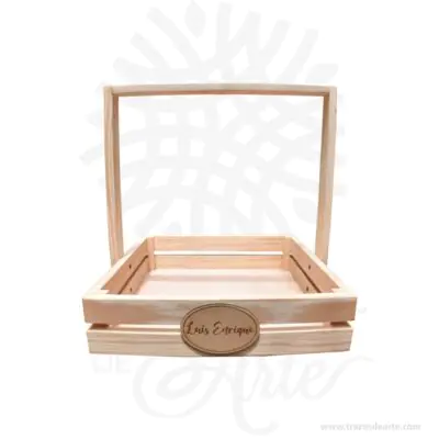 Canasta Manija en Madera Personalizada para regalo de 35 x 35 x 8 cm  con manija de 30 cm de alto entrega en crudo, bella canasta guacal rustico ideal para decorar y regalar  con múltiples usos entre ellos como ancheta o desayuno sorpresa. Práctica caja para decorar y regalar, perfecta para los amantes de las manualidades, decoradores de fiestas y bodas. Esta caja canasta en madera es realmente original. No ocupa mucho espacio y será una decoración de su hogar además de un excelente organizador. La canasta manija en madera personalizada perfeccionará el regalo para la boda, el aniversario, el día de San Valentín u otros eventos. Practica como centro de mesa, mesa de dulces entre otros. La puede encontrar también como caja en madera, caja decorativa , caja decorativa en madera MDF, cajas de madera para regalo o bandejas desayuno sorpresa, cesta, canasta madera. La caja de madera ha conseguido introducirse en determinados nichos de mercado muy localizados en cuanto a tamaño y producto en los que ha obtenido una gran fidelidad por parte de los compradores. Tenga en cuenta que la madera es un material único, por lo que cuándo lo reciba será similar, no exactamente al de la foto. Canasta Manija en Madera Personalizada Material: Madera de Pino Color: Natural. Tamaño: 35 x 35 x 8 cm El precio incluye personalización Fabricación sobre pedido. Fecha estimada de entrega: De 5 a 6 días hábiles (en Bogotá, Medellín, Cali), al resto del país de 12 a 18 días. Recuerda que el tiempo de entrega comienza a partir del momento en que tu pago sea confirmado. Todos los productos son entregados al domicilio que informaste al realizar la compra. Vendido y enviado por: Trazos de Arte. Envío rápido y seguro. No incluye domicilio.   Personalización Realiza un pedido personalizado, podemos agregar lo que desees, como nombre, fecha, frase, logotipo, imagen o empaque regalo. Envíanos tu propuesta o diseño a través de nuestro correo electrónico contacto@trazosdearte.com o WhatsApp 3202422794. Ofrecemos: Grabado por láser, grabado CNC Router, sublimado o papel adhesivo, el precio varía según el tipo de personalización que desees, encontrarás más información en “Servicios” en nuestro menú secundario. Si deseas cotizar o tienes preguntas presiona el botón Cotizar personalización con gusto las responderemos. ¿Cómo comprar? Selecciona tu producto. Si tienes alguna duda por favor escríbenos. Haz clic en el botón de compra y la cantidad que deseas. Ingresa los datos de facturación y entrega. Realiza el pago de tu pedido. Recibe el pedido en tu domicilio.