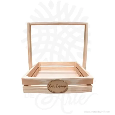 Canasta Manija en Madera Personalizada para regalo de 35 x 35 x 8 cm  con manija de 30 cm de alto entrega en crudo, bella canasta guacal rustico ideal para decorar y regalar  con múltiples usos entre ellos como ancheta o desayuno sorpresa. Práctica caja para decorar y regalar, perfecta para los amantes de las manualidades, decoradores de fiestas y bodas. Esta caja canasta en madera es realmente original. No ocupa mucho espacio y será una decoración de su hogar además de un excelente organizador. La canasta manija en madera personalizada perfeccionará el regalo para la boda, el aniversario, el día de San Valentín u otros eventos. Practica como centro de mesa, mesa de dulces entre otros. La puede encontrar también como caja en madera, caja decorativa , caja decorativa en madera MDF, cajas de madera para regalo o bandejas desayuno sorpresa, cesta, canasta madera. La caja de madera ha conseguido introducirse en determinados nichos de mercado muy localizados en cuanto a tamaño y producto en los que ha obtenido una gran fidelidad por parte de los compradores. Tenga en cuenta que la madera es un material único, por lo que cuándo lo reciba será similar, no exactamente al de la foto. Canasta Manija en Madera Personalizada Material: Madera de Pino Color: Natural. Tamaño: 35 x 35 x 8 cm El precio incluye personalización Fabricación sobre pedido. Fecha estimada de entrega: De 5 a 6 días hábiles (en Bogotá, Medellín, Cali), al resto del país de 12 a 18 días. Recuerda que el tiempo de entrega comienza a partir del momento en que tu pago sea confirmado. Todos los productos son entregados al domicilio que informaste al realizar la compra. Vendido y enviado por: Trazos de Arte. Envío rápido y seguro. No incluye domicilio.   Personalización Realiza un pedido personalizado, podemos agregar lo que desees, como nombre, fecha, frase, logotipo, imagen o empaque regalo. Envíanos tu propuesta o diseño a través de nuestro correo electrónico contacto@trazosdearte.com o WhatsApp 3202422794. Ofrecemos: Grabado por láser, grabado CNC Router, sublimado o papel adhesivo, el precio varía según el tipo de personalización que desees, encontrarás más información en “Servicios” en nuestro menú secundario. Si deseas cotizar o tienes preguntas presiona el botón Cotizar personalización con gusto las responderemos. ¿Cómo comprar? Selecciona tu producto. Si tienes alguna duda por favor escríbenos. Haz clic en el botón de compra y la cantidad que deseas. Ingresa los datos de facturación y entrega. Realiza el pago de tu pedido. Recibe el pedido en tu domicilio.