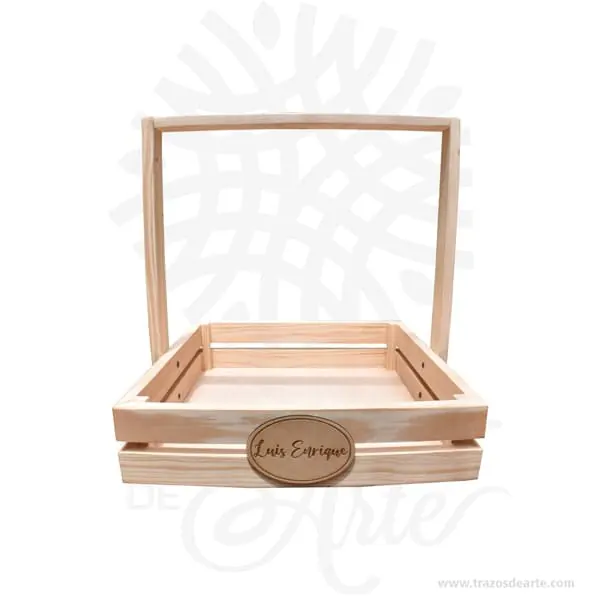 Canasta Manija en Madera Personalizada Canasta Manija en Madera Personalizada para regalo de 35 x 35 x 8 cm con manija de 30 cm de alto entrega en crudo, bella canasta guacal rustico ideal para decorar y regalar con múltiples usos entre ellos como ancheta o desayuno sorpresa. Práctica caja para decorar y regalar, perfecta para los amantes de las manualidades, decoradores de fiestas y bodas. Esta caja canasta en madera es realmente original. No ocupa mucho espacio y será una decoración de su hogar además de un excelente organizador. La canasta manija en madera personalizada perfeccionará el regalo para la boda, el aniversario, el día de San Valentín u otros eventos. Practica como centro de mesa, mesa de dulces entre otros. La puede encontrar también como caja en madera, caja decorativa , caja decorativa en madera MDF, cajas de madera para regalo o bandejas desayuno sorpresa, cesta, canasta madera. La caja de madera ha conseguido introducirse en determinados nichos de mercado muy localizados en cuanto a tamaño y producto en los que ha obtenido una gran fidelidad por parte de los compradores. Tenga en cuenta que la madera es un material único, por lo que cuándo lo reciba será similar, no exactamente al de la foto. Canasta Manija en Madera Personalizada Material: Madera de Pino Color: Natural. Tamaño: 35 x 35 x 8 cm El precio incluye personalización Fabricación sobre pedido. Fecha estimada de entrega: De 5 a 6 días hábiles (en Bogotá, Medellín, Cali), al resto del país de 12 a 18 días. Recuerda que el tiempo de entrega comienza a partir del momento en que tu pago sea confirmado. Todos los productos son entregados al domicilio que informaste al realizar la compra. Vendido y enviado por: Trazos de Arte. Envío rápido y seguro. No incluye domicilio. Personalización Realiza un pedido personalizado, podemos agregar lo que desees, como nombre, fecha, frase, logotipo, imagen o empaque regalo. Envíanos tu propuesta o diseño a través de nuestro correo electrónico contacto@trazosdearte.com o WhatsApp 3202422794. Ofrecemos: Grabado por láser, grabado CNC Router, sublimado o papel adhesivo, el precio varía según el tipo de personalización que desees, encontrarás más información en “Servicios” en nuestro menú secundario. Si deseas cotizar o tienes preguntas presiona el botón Cotizar personalización con gusto las responderemos. ¿Cómo comprar? Selecciona tu producto. Si tienes alguna duda por favor escríbenos. Haz clic en el botón de compra y la cantidad que deseas. Ingresa los datos de facturación y entrega. Realiza el pago de tu pedido. Recibe el pedido en tu domicilio.
