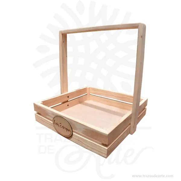Canasta Manija en Madera Personalizada Canasta Manija en Madera Personalizada para regalo de 35 x 35 x 8 cm con manija de 30 cm de alto entrega en crudo, bella canasta guacal rustico ideal para decorar y regalar con múltiples usos entre ellos como ancheta o desayuno sorpresa. Práctica caja para decorar y regalar, perfecta para los amantes de las manualidades, decoradores de fiestas y bodas. Esta caja canasta en madera es realmente original. No ocupa mucho espacio y será una decoración de su hogar además de un excelente organizador. La canasta manija en madera personalizada perfeccionará el regalo para la boda, el aniversario, el día de San Valentín u otros eventos. Practica como centro de mesa, mesa de dulces entre otros. La puede encontrar también como caja en madera, caja decorativa , caja decorativa en madera MDF, cajas de madera para regalo o bandejas desayuno sorpresa, cesta, canasta madera. La caja de madera ha conseguido introducirse en determinados nichos de mercado muy localizados en cuanto a tamaño y producto en los que ha obtenido una gran fidelidad por parte de los compradores. Tenga en cuenta que la madera es un material único, por lo que cuándo lo reciba será similar, no exactamente al de la foto. Canasta Manija en Madera Personalizada Material: Madera de Pino Color: Natural. Tamaño: 35 x 35 x 8 cm El precio incluye personalización Fabricación sobre pedido. Fecha estimada de entrega: De 5 a 6 días hábiles (en Bogotá, Medellín, Cali), al resto del país de 12 a 18 días. Recuerda que el tiempo de entrega comienza a partir del momento en que tu pago sea confirmado. Todos los productos son entregados al domicilio que informaste al realizar la compra. Vendido y enviado por: Trazos de Arte. Envío rápido y seguro. No incluye domicilio. Personalización Realiza un pedido personalizado, podemos agregar lo que desees, como nombre, fecha, frase, logotipo, imagen o empaque regalo. Envíanos tu propuesta o diseño a través de nuestro correo electrónico contacto@trazosdearte.com o WhatsApp 3202422794. Ofrecemos: Grabado por láser, grabado CNC Router, sublimado o papel adhesivo, el precio varía según el tipo de personalización que desees, encontrarás más información en “Servicios” en nuestro menú secundario. Si deseas cotizar o tienes preguntas presiona el botón Cotizar personalización con gusto las responderemos. ¿Cómo comprar? Selecciona tu producto. Si tienes alguna duda por favor escríbenos. Haz clic en el botón de compra y la cantidad que deseas. Ingresa los datos de facturación y entrega. Realiza el pago de tu pedido. Recibe el pedido en tu domicilio.