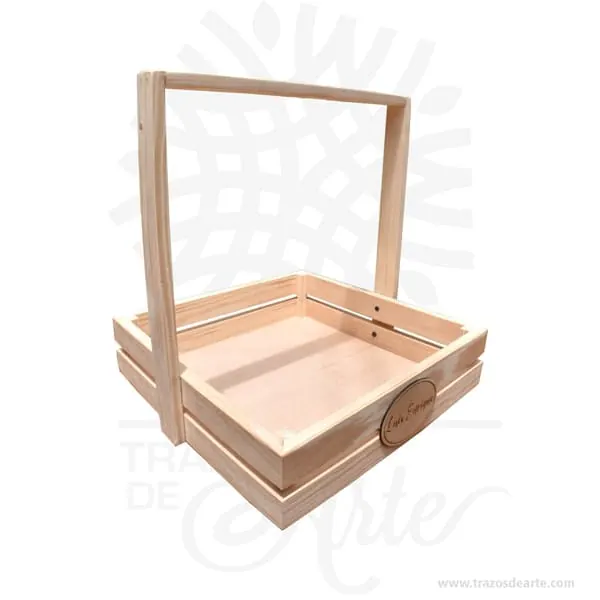 Canasta Manija en Madera Personalizada Canasta Manija en Madera Personalizada para regalo de 35 x 35 x 8 cm con manija de 30 cm de alto entrega en crudo, bella canasta guacal rustico ideal para decorar y regalar con múltiples usos entre ellos como ancheta o desayuno sorpresa. Práctica caja para decorar y regalar, perfecta para los amantes de las manualidades, decoradores de fiestas y bodas. Esta caja canasta en madera es realmente original. No ocupa mucho espacio y será una decoración de su hogar además de un excelente organizador. La canasta manija en madera personalizada perfeccionará el regalo para la boda, el aniversario, el día de San Valentín u otros eventos. Practica como centro de mesa, mesa de dulces entre otros. La puede encontrar también como caja en madera, caja decorativa , caja decorativa en madera MDF, cajas de madera para regalo o bandejas desayuno sorpresa, cesta, canasta madera. La caja de madera ha conseguido introducirse en determinados nichos de mercado muy localizados en cuanto a tamaño y producto en los que ha obtenido una gran fidelidad por parte de los compradores. Tenga en cuenta que la madera es un material único, por lo que cuándo lo reciba será similar, no exactamente al de la foto. Canasta Manija en Madera Personalizada Material: Madera de Pino Color: Natural. Tamaño: 35 x 35 x 8 cm El precio incluye personalización Fabricación sobre pedido. Fecha estimada de entrega: De 5 a 6 días hábiles (en Bogotá, Medellín, Cali), al resto del país de 12 a 18 días. Recuerda que el tiempo de entrega comienza a partir del momento en que tu pago sea confirmado. Todos los productos son entregados al domicilio que informaste al realizar la compra. Vendido y enviado por: Trazos de Arte. Envío rápido y seguro. No incluye domicilio. Personalización Realiza un pedido personalizado, podemos agregar lo que desees, como nombre, fecha, frase, logotipo, imagen o empaque regalo. Envíanos tu propuesta o diseño a través de nuestro correo electrónico contacto@trazosdearte.com o WhatsApp 3202422794. Ofrecemos: Grabado por láser, grabado CNC Router, sublimado o papel adhesivo, el precio varía según el tipo de personalización que desees, encontrarás más información en “Servicios” en nuestro menú secundario. Si deseas cotizar o tienes preguntas presiona el botón Cotizar personalización con gusto las responderemos. ¿Cómo comprar? Selecciona tu producto. Si tienes alguna duda por favor escríbenos. Haz clic en el botón de compra y la cantidad que deseas. Ingresa los datos de facturación y entrega. Realiza el pago de tu pedido. Recibe el pedido en tu domicilio.