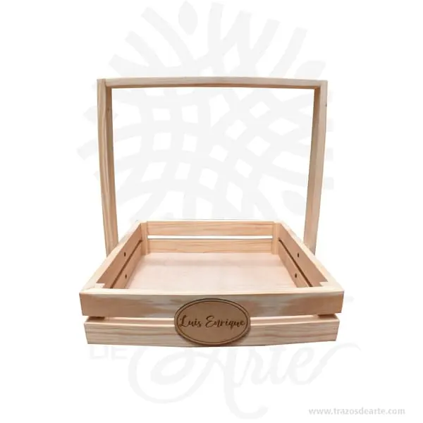 Canasta Manija en Madera Personalizada Canasta Manija en Madera Personalizada para regalo de 35 x 35 x 8 cm con manija de 30 cm de alto entrega en crudo, bella canasta guacal rustico ideal para decorar y regalar con múltiples usos entre ellos como ancheta o desayuno sorpresa. Práctica caja para decorar y regalar, perfecta para los amantes de las manualidades, decoradores de fiestas y bodas. Esta caja canasta en madera es realmente original. No ocupa mucho espacio y será una decoración de su hogar además de un excelente organizador. La canasta manija en madera personalizada perfeccionará el regalo para la boda, el aniversario, el día de San Valentín u otros eventos. Practica como centro de mesa, mesa de dulces entre otros. La puede encontrar también como caja en madera, caja decorativa , caja decorativa en madera MDF, cajas de madera para regalo o bandejas desayuno sorpresa, cesta, canasta madera. La caja de madera ha conseguido introducirse en determinados nichos de mercado muy localizados en cuanto a tamaño y producto en los que ha obtenido una gran fidelidad por parte de los compradores. Tenga en cuenta que la madera es un material único, por lo que cuándo lo reciba será similar, no exactamente al de la foto. Canasta Manija en Madera Personalizada Material: Madera de Pino Color: Natural. Tamaño: 35 x 35 x 8 cm El precio incluye personalización Fabricación sobre pedido. Fecha estimada de entrega: De 5 a 6 días hábiles (en Bogotá, Medellín, Cali), al resto del país de 12 a 18 días. Recuerda que el tiempo de entrega comienza a partir del momento en que tu pago sea confirmado. Todos los productos son entregados al domicilio que informaste al realizar la compra. Vendido y enviado por: Trazos de Arte. Envío rápido y seguro. No incluye domicilio. Personalización Realiza un pedido personalizado, podemos agregar lo que desees, como nombre, fecha, frase, logotipo, imagen o empaque regalo. Envíanos tu propuesta o diseño a través de nuestro correo electrónico contacto@trazosdearte.com o WhatsApp 3202422794. Ofrecemos: Grabado por láser, grabado CNC Router, sublimado o papel adhesivo, el precio varía según el tipo de personalización que desees, encontrarás más información en “Servicios” en nuestro menú secundario. Si deseas cotizar o tienes preguntas presiona el botón Cotizar personalización con gusto las responderemos. ¿Cómo comprar? Selecciona tu producto. Si tienes alguna duda por favor escríbenos. Haz clic en el botón de compra y la cantidad que deseas. Ingresa los datos de facturación y entrega. Realiza el pago de tu pedido. Recibe el pedido en tu domicilio.