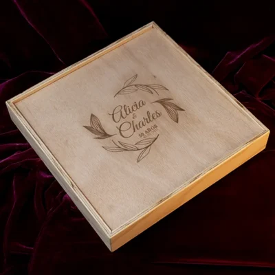 Caja en triplex de okume con tapa deslizable personalizada vista 3/4