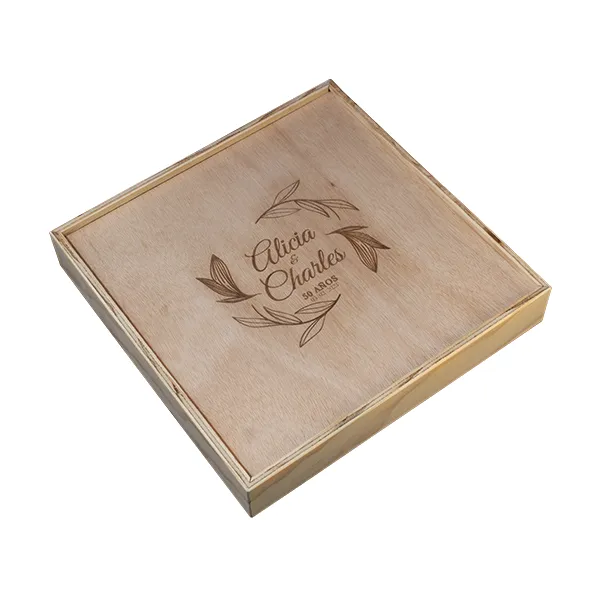 Caja En Triplex De Okume Tapa Deslizable Personalizada | Trazos de Arte Caja cuadrada en madera triplex de pino de 9 mm con tapa deslizable de 30x30x6 cm y acabado natural.