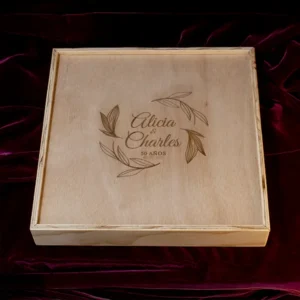 Caja en triplex de okume con tapa deslizable cerrada