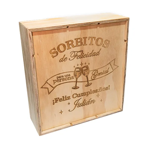 Caja para vino y dos copas | Trazos de Arte Caja de madera triplex de pino de 33x31x11 cm con tres compartimentos internos para botella de vino y dos copas sobre fondo blanco.