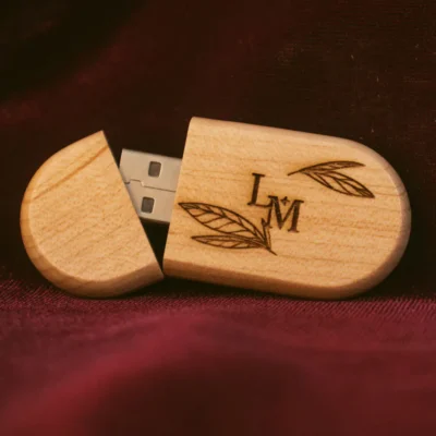 USB en madera 16 GB personalizada, ideal para transportarlas a donde necesites, bello regalo ecológico, perfecta para el marketing empresarial y personal. El uso de artículos publicitarios ecológicos contribuirá con el cuidado del medio ambiente. La USB en madera 16 GB personalizada son fabricadas con maderas renovables cultivadas en bosques ecológicos. Esta  USB en madera 16 GB personalizada e ideal para bodas, quince años, universidad, estudio, oficina y recordatorios memorables. Realiza un pedido personalizado, podemos fabricar o agregar lo que desees, como nombre, fecha, frase, logotipo, imagen o empaque regalo. Su bello y clásico diseño portable permite que sea puesto en el bolso, la mochila o el otro lugar. Es ideal para quienes dependemos de un archivador portátil, puede ser completamente personalizada, funciona excelente como regalo de cumpleaños, bodas, fiestas de XV o porque simplemente pensé en ti. Este es un maravilloso regalo para amigos y familiares. Perfecto para empresas que quieren transmitir valores de sostenibilidad y respeto al medio ambiente. Posee una gran área de marcaje para hacer bien visible el logotipo de la marca que puede ser impreso mediante impresión en rígido a todo color o usando la técnica de marcaje laser. Perfecta para eventos, encuentra las memorias USB personalizadas madera entra y conoce nuestras ofertas y promociones. Las usb personalizadas de madera  son ideales también para fotógrafos o personas que quieran hacer un regalo único y diferente. Tenga en cuenta que la madera es un material único, por lo que cuándo lo reciba será similar, no exactamente al de la foto. USB en madera 16 GB personalizada Material: Madera de Pino Color: Natural. Tamaño: 6 x 3 x 1,2 cm El precio incluye personalización Fabricación sobre pedido. Fecha estimada de entrega: De 5 a 6 días hábiles (en Bogotá, Medellín, Cali), al resto del país de 12 a 18 días. Recuerda que el tiempo de entrega comienza a partir del momento en que tu pago sea confirmado. Todos los productos son entregados al domicilio que informaste al realizar la compra. Vendido y enviado por: Trazos de Arte. Envío rápido y seguro. No incluye domicilio.   Personalización Realiza un pedido personalizado, podemos agregar lo que desees, como nombre, fecha, frase, logotipo, imagen o empaque regalo. Envíanos tu propuesta o diseño a través de nuestro correo electrónico contacto@trazosdearte.com o WhatsApp 3202422794. Ofrecemos: Grabado por láser, grabado CNC Router, sublimado o papel adhesivo, el precio varía según el tipo de personalización que desees, encontrarás más información en “Servicios” en nuestro menú secundario. Si deseas cotizar o tienes preguntas presiona el botón Cotizar personalización con gusto las responderemos. ¿Cómo comprar? Selecciona tu producto. Si tienes alguna duda por favor escríbenos. Haz clic en el botón de compra y la cantidad que deseas. Ingresa los datos de facturación y entrega. Realiza el pago de tu pedido. Recibe el pedido en tu domicilio.