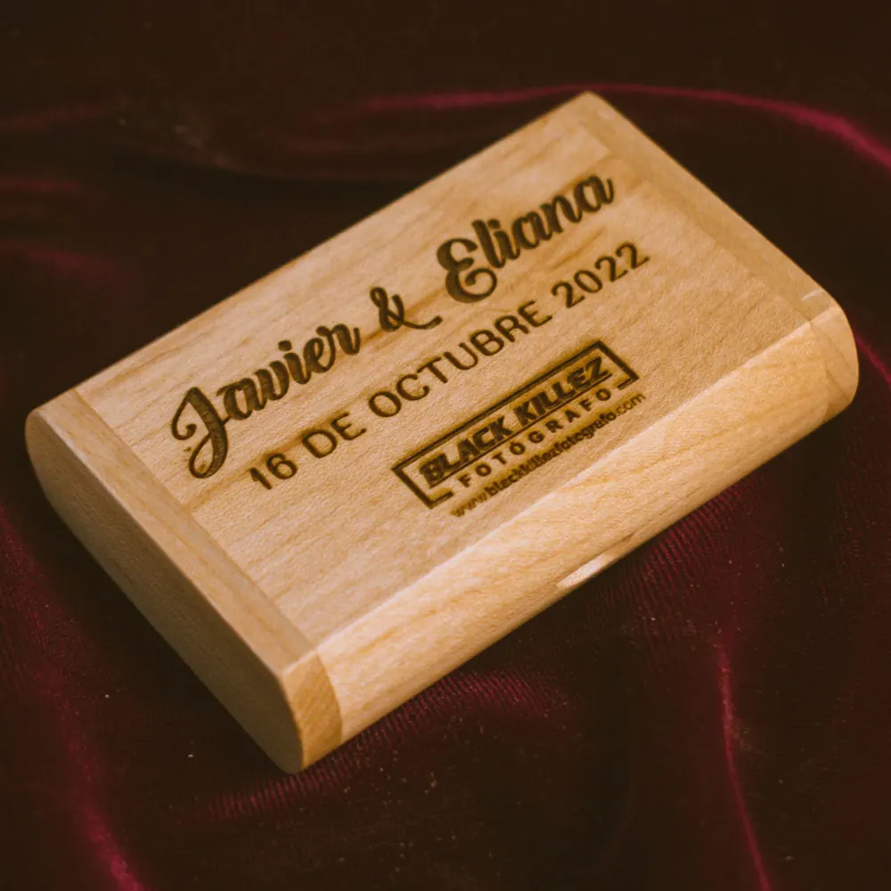USB en madera 16 GB personalizada, ideal para transportarlas a donde necesites, bello regalo ecológico, perfecta para el marketing empresarial y personal. El uso de artículos publicitarios ecológicos contribuirá con el cuidado del medio ambiente. La USB en madera 16 GB personalizada son fabricadas con maderas renovables cultivadas en bosques ecológicos. Esta USB en madera 16 GB personalizada e ideal para bodas, quince años, universidad, estudio, oficina y recordatorios memorables. Realiza un pedido personalizado, podemos fabricar o agregar lo que desees, como nombre, fecha, frase, logotipo, imagen o empaque regalo. Su bello y clásico diseño portable permite que sea puesto en el bolso, la mochila o el otro lugar. Es ideal para quienes dependemos de un archivador portátil, puede ser completamente personalizada, funciona excelente como regalo de cumpleaños, bodas, fiestas de XV o porque simplemente pensé en ti. Este es un maravilloso regalo para amigos y familiares. Perfecto para empresas que quieren transmitir valores de sostenibilidad y respeto al medio ambiente. Posee una gran área de marcaje para hacer bien visible el logotipo de la marca que puede ser impreso mediante impresión en rígido a todo color o usando la técnica de marcaje laser. Perfecta para eventos, encuentra las memorias USB personalizadas madera entra y conoce nuestras ofertas y promociones. Las usb personalizadas de madera son ideales también para fotógrafos o personas que quieran hacer un regalo único y diferente. Tenga en cuenta que la madera es un material único, por lo que cuándo lo reciba será similar, no exactamente al de la foto. USB en madera 16 GB personalizada Material: Madera de Pino Color: Natural. Tamaño: 6 x 3 x 1,2 cm El precio incluye personalización Fabricación sobre pedido. Fecha estimada de entrega: De 5 a 6 días hábiles (en Bogotá, Medellín, Cali), al resto del país de 12 a 18 días. Recuerda que el tiempo de entrega comienza a partir del momento en que tu pago sea confirmado. Todos los productos son entregados al domicilio que informaste al realizar la compra. Vendido y enviado por: Trazos de Arte. Envío rápido y seguro. No incluye domicilio. Personalización Realiza un pedido personalizado, podemos agregar lo que desees, como nombre, fecha, frase, logotipo, imagen o empaque regalo. Envíanos tu propuesta o diseño a través de nuestro correo electrónico contacto@trazosdearte.com o WhatsApp 3202422794. Ofrecemos: Grabado por láser, grabado CNC Router, sublimado o papel adhesivo, el precio varía según el tipo de personalización que desees, encontrarás más información en “Servicios” en nuestro menú secundario. Si deseas cotizar o tienes preguntas presiona el botón Cotizar personalización con gusto las responderemos. ¿Cómo comprar? Selecciona tu producto. Si tienes alguna duda por favor escríbenos. Haz clic en el botón de compra y la cantidad que deseas. Ingresa los datos de facturación y entrega. Realiza el pago de tu pedido. Recibe el pedido en tu domicilio.