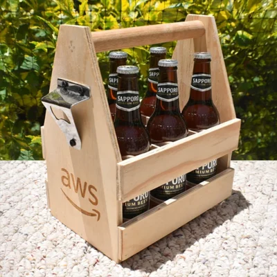 Caja para cerveza six pack en madera con destapador y seis cervezas en uso