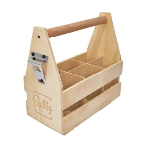 Caja de madera triplex de pino para seis cervezas de 24x16x30 cm con seis compartimentos y destapador metálico lateral sobre fondo blanco.