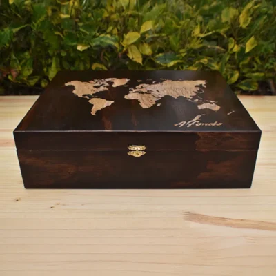 Caja triplex de pino rústica personalizada vista frontal cerrada