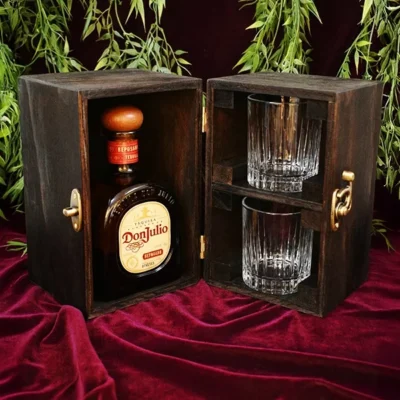 Caja para vino o licor en madera abierta en uso