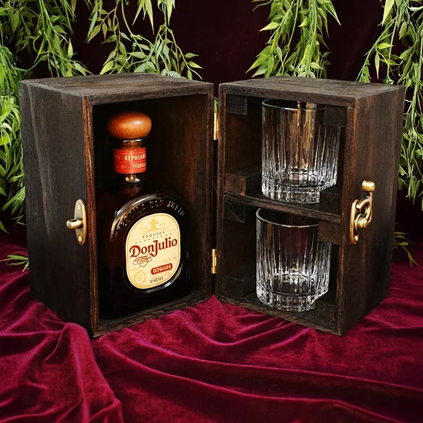 Caja para vino o licor en madera 1 Caja para vino o licor en madera abierta en uso