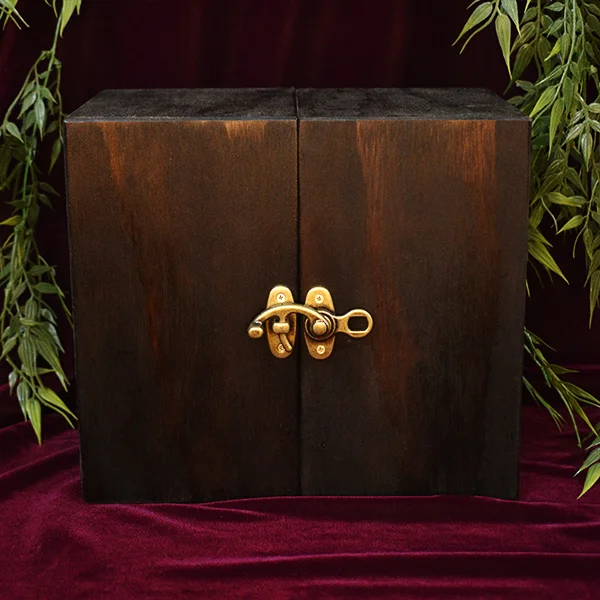 Caja para vino o licor en madera 2 Caja para vino o licor en madera vista frontal cerrada