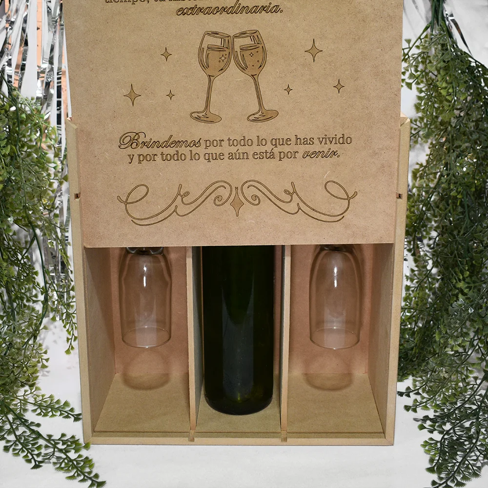 Caja en MDF vino y dos copas | Trazos de Arte Detalle del sistema de tapa deslizable de la caja de madera MDF para vino y copas.