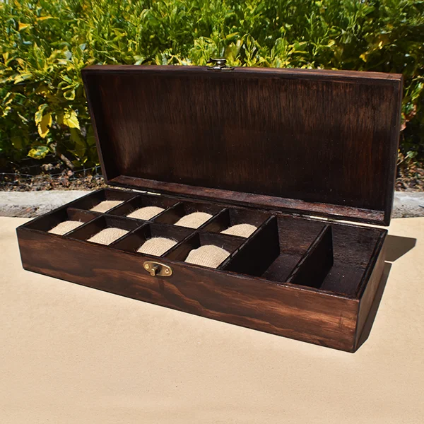 Organizador en madera para relojes con 10 compartimientos Organizador en madera para relojes con 10 compartimientos abierto vista tres cuartos