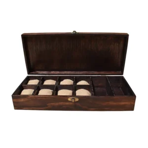 Organizador de relojes en madera triplex de pino con 10 compartimentos individuales y acabado envejecido de 55x21x10 cm.