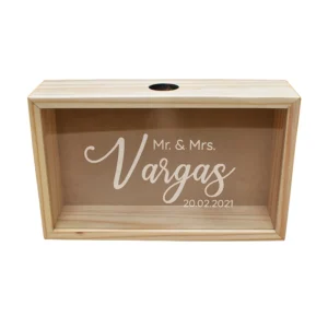 Caja colectora de corchos en madera de pino natural y frente de acrílico transparente de 38x8x18 cm sobre fondo blanco.