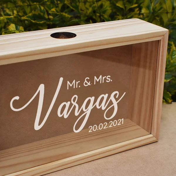 Caja para Corchos de 30 x 8 x 18 cm 2 Detalle de personalización en grabado láser sobre acrílico