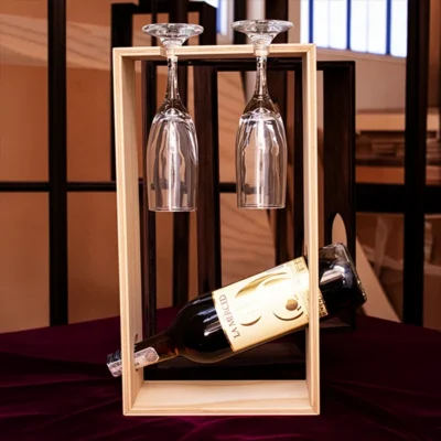 caja exhibidora para vino y copas en madera de pino personalizada vista frontal con botella y copas