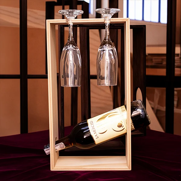 Caja Exhibidora Para Vino y Copas 1 caja exhibidora para vino y copas en madera de pino personalizada vista frontal con botella y copas