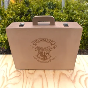 Caja maletín en MDF personalizada cerrada vista frontal