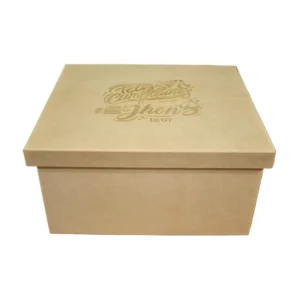 Caja de regalo en madera MDF de 33x29x17 cm con tapa personalizada y estructura reforzada sobre fondo blanco.