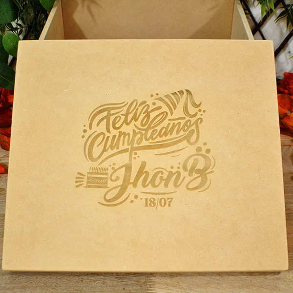Caja regalo en MDF personalizada 4 Detalle de tapa de caja regalo en MDF con grabado láser