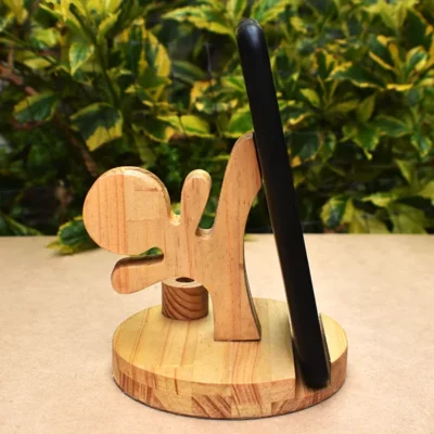 Soporte teléfono karate en madera en uso con celular vista lateral derecha