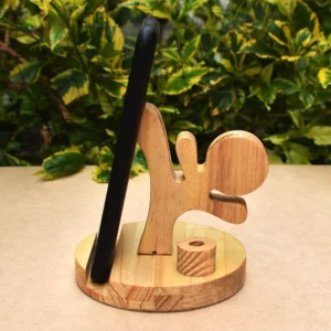 Soporte teléfono karate en madera en uso con celular vista lateral izquierda